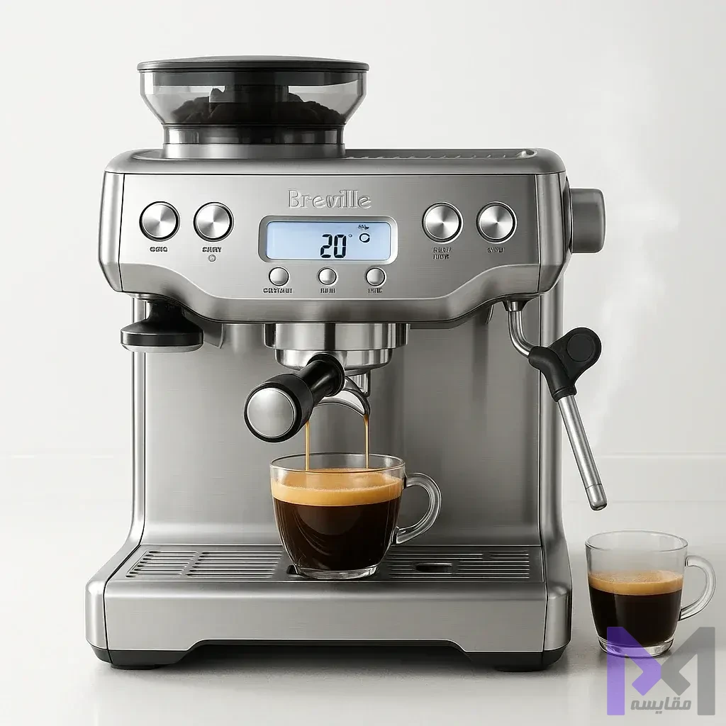 اسپرسوساز Breville Barista Pro روی میز دستگاه Breville Barista Pro BES878 روی میز آشپزخانه با فنجان اسپرسوی آماده و بخار شیر در حال خروج