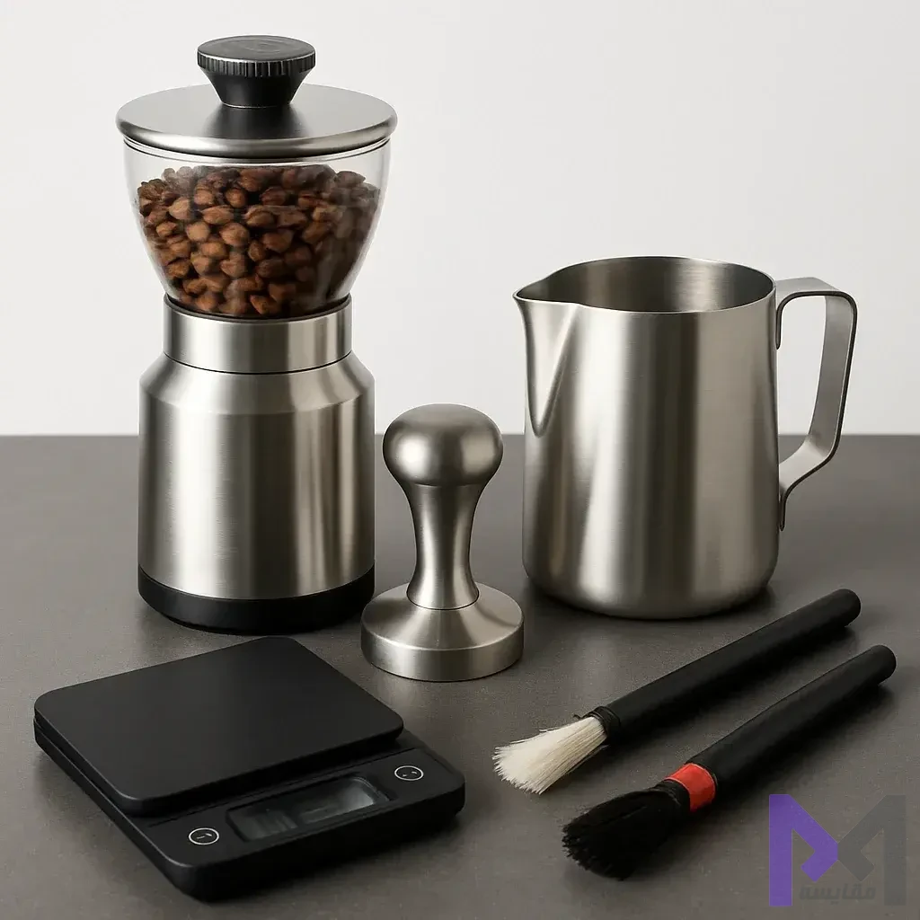 لوازم جانبی ضروری اسپرسوساز شامل آسیاب، تمپر، کتری شیر، ترازو دیجیتال و ابزارهای تمیزکاری روی میز کار باریستا